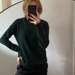 Polotröja Whyred - En mörkgrön tröja med polokrage från Whyred. Storlek XS men passar även S. Frakt tillkommer. Nypris 1200