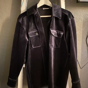 Weekday - Säljer denna skit snygga ”kavaj”/ jacka i lite sammet material. Köpt från weekday och använd endast en gång och säljer den pågrund av att den är för liten för mig. Skulle säga att den passar xs/s. Om ni har frågor så bara hör av er💗💗 (budgivning) 