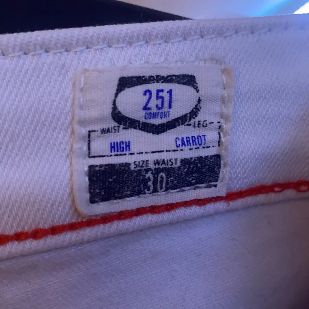 asballa vita jeans som inte kommer till användning. sitter mid-highwaist och är ganska korta på mig som är 175cm. skriv om mer detaljerade bilder på trycket önskas. frakt tillkommer. Jeans & Byxor.