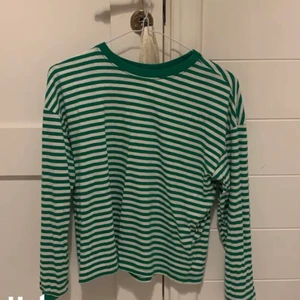 Randig tröja från hm - Populär tröja från hm, stl xs!💕 buda eller köp direkt för 200 exkl frakt!🥰