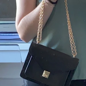 Väska - Här är en väska jag använde hella tiden innan men använder inte alls nu mera. -Man får betala för frakten själv