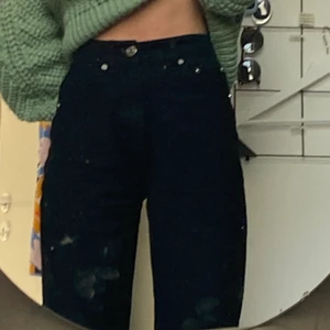 Gina jeans med slits - Svarta jeans från ginatricot bra kvalitet knappt använda då de varit för långa<3 ursprungligen 700 kr