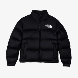 North face - North face jacka neptune i herrmodell. Den sitter alltså lite oversized och inte som den croppade varianten. Jackan är i jätte fin skick inga skråmor, säljer för att den inte används längre💕köpt för 3,6k