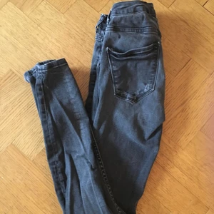Jeans gina tricot  - Jeans från Gina tricot strl 28. Säljer pga att dem blivit för små annars bra längd för mig på 175cm