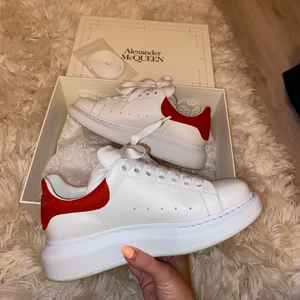 Alexander macqueen skor - Säljer mina Alexander maqueen skor, har använt dem fåtal gånger så mycket bra skick! Fin röd färg nu till hösten🍁  Låda och nya snören kommer med💕 vid intresse skriv privat🌟 