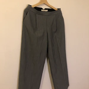 Kostymbyxor i grått - Carin Wester kostymbyxor i grått. Dragkedja på vänstersida. Storlek 38. Gott skick.