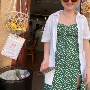 Grön långklänning - Grön långklänning med slits 🦖 strl S-M 