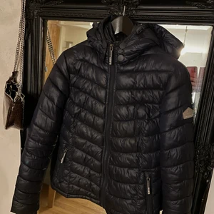 Vinterjacka - Snygg och varm vinterjacka köpt i New York. perfekt när det är kallt men inte jättekallt! 💕 marinblå storlek small 