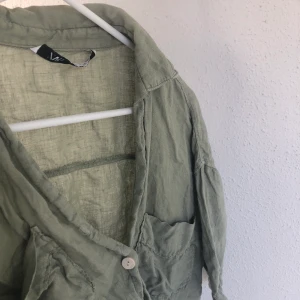 Linneskjorta ZARA - Fin linneskjorta som inte kommer till användning, har tre knappar fram, halv långa armar och sitter perfekt oversize på mig som är 165 (xs-s) 