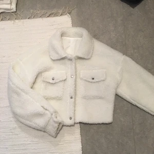 Teddyjacka  - En croppad fin teddyjacka med fickor stl xs/s. 250kr inkl frakt