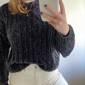 Mysig tröja - En varm och mysig tröja från Monki i storlek XS. Perfekt nu till hösten🍁 Endast använd fåtal gånger. 