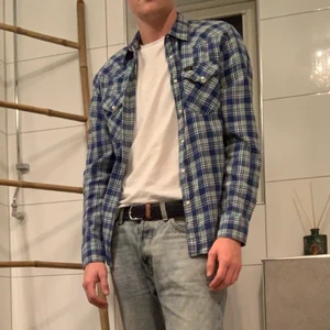 Lee flanellskjorta: M - Säljer en sjysst skjorta från lee! Säljer för att jag har för mycket kläder :) köpare står för frakt