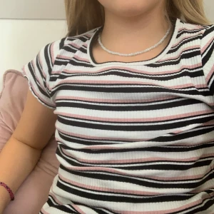 Rosa svat vitt randig tröja  - En. Rosa svart vitt tröja som är jätte gullig 