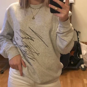 sweatshirt från hm - denhär sweatshirten är köpt på hm mansavdelningen, den sitter väldigt bra och har mjukt material som är super mysig. frakt tillkommer💕