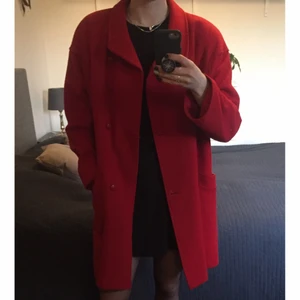 Röd yllekappa - ☘️ Röd yllekappa från Norham of sweden 🇸🇪  Ingen storleksmärkning men upplevs som en oversize 40. Passar nog alla mellan 38-44 beroende på hur man vill ha passformen Material: Yttertyg 85%ull och 15%. Foder 100% polyester. Mellanfoder 100% viskos  Inga noppror eller fläckar  Tillverkad i Sverige