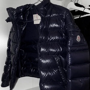 Moncler jacka - 💙INTRESSEKOLL💙 är sugen på att byta denna till en storlek större då den börjar bli lite tight över bysten när jag stänger den - kan också tänka mig sälja om jag får ett bra pris. Modellen är Maya och storleken motsvarar en XS - såklart är jackan också äkta. Hör av er för fler bilder! (Säljer jag jackan så är IDAG och för högsta bud - som just nu ligger på 5100kr)