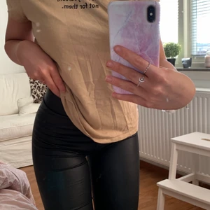 Beige t-shitt xs - Beige t-shirt i storlek XS! endast testad, inte min stil därav säljer jag den. Jag är 157 cm och den sitter perfekt på mig, använder oftast xxs/xs/s, mycket fin i passformen!🤎 Finns att hämta i karlstad, ska den skickas så står köparen för fraktkostnaden! 