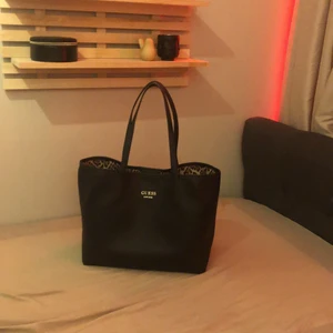 Väska - Säljer denna jätte fina väskan pågrund över att den ej kommer till användning, man får med själva väskan men oxå en axelväska, med en duk man kan ha som dekoration