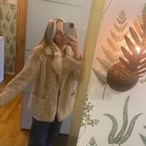 Fluffig beige jacka - En perfekt höstjacka! Den är endast använd ett fåtal gånger och är därför i väldigt bra skick. Kontakta mig om du är intresserad!⭐️