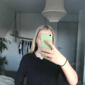 Svart skjorta  - Säljer denna svarta skjorta💗 då den inte kommer till användning. Köparen står för frakt 