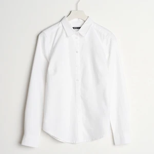 SKJORTA - Fråga Gina tricot med prislapp kvar i strl 34☺️ finns fler bilder på en annan annons samt att frakten går förmodligen att fixa billigare om man ej vill ha spårbart💖