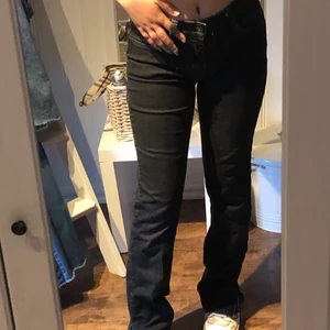 Låg midjade jeans  - Låg midjade jeans med slits vid foten! Bra kvalite och nästan aldrig använda! Strl S Köparen står för frakt ⭐️