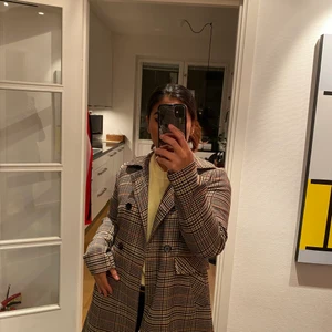 H&M kappa strlk 38 - En klassisk kappa från H&M. Fin skick. Nypris 299kr, mitt pris 100kr. Köparen står för frakten💕