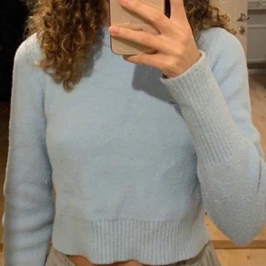 Supermysig blå tröja! - Jättefin och mysig tröja från Zara som är perfekt nu till hösten!🤍 har ett litet hål i som knappast syns. Säljer då den inte kommer till användning