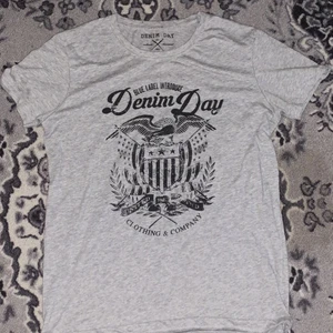 T-shirt - Grå t-shirt från denim, använd fåtal gånger