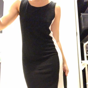 Skön långklänning - Denna klänning är både lång, superbekväm och tjusig! Jag har ännu inte fått tillfälle att använda den och tvingas inse att den lär komma bättre till pass hos någon annan. Kanske till och med hos just dig? Katt finns i hemmet!