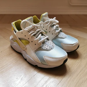 Nike Air Huarache Gul/blå strl 36,5 - Säljer mina fantastiskt fina Nike Air Huarache pga fel storlek. Endast använda ett fåtal gånger, mycket fint skick. Storlek 36,5 (UK 3,5 US 6). Köparen står för frakten! Kan även hämtas i Malmö. 
