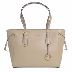 Michael Kors väska - Äkta Michael kors väska köpt förra året och endast använd under vinter perioden, köpte den från zalando för 3249kr men säljer den för 900kr