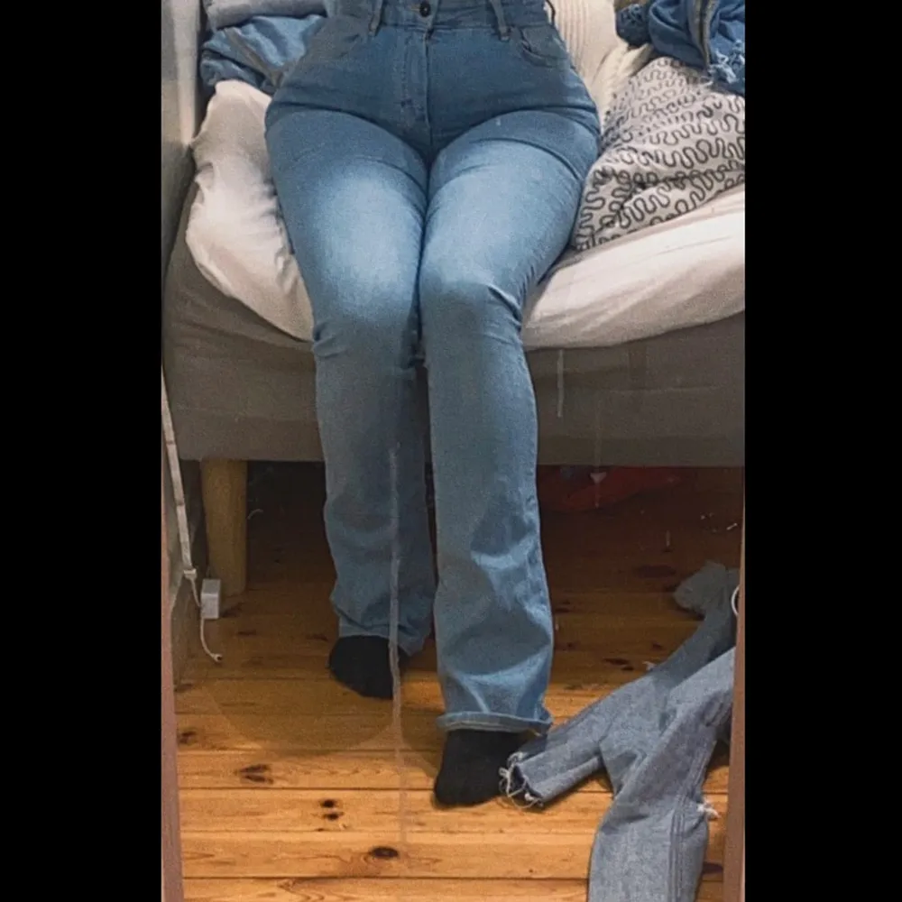 Säljer mina bootcut jeans använt typ 3 gånger så nästan helt nya i storlek S . Jeans & Byxor.