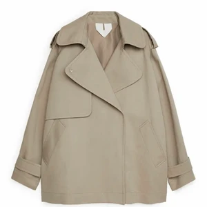 Arket trench coat - Super snygg trench coat från arket i oversize modell i storlek S, slutsåld på hemsidan! Endast använd ett fåtal gånger därmed som i nyskick. Nypris 1500