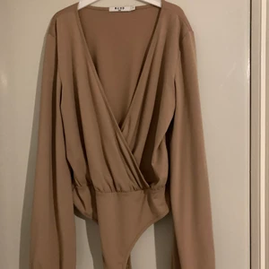 Body - En brun body ifrån nakd i bra skick. Står för frakten 