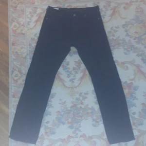 Levis jeans storlek midja 36 längd 34 - Köpt för ungefär 1/2 år sen använt några gånger bra skick inga hål eller märken 