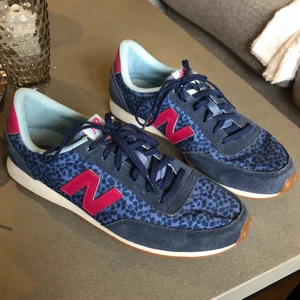 New balance sneakers - Superfina new balance 410 som jag tyvärr måste sälja då dom är lite för små, de är strl 39 men skulle snarare säga att de är 37/38. Jättefint skick då jag använt dom så få gånger. 