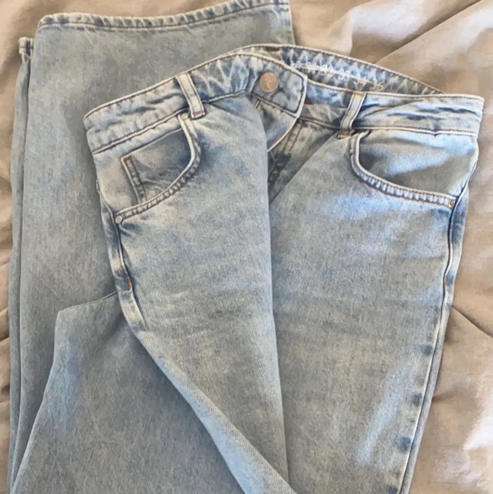 Har använt dom Max 7 gånger, dom är ganska bekväma att ha på men har inte använt dom på ett bra tag därför väljer jag att sälja dessa jeans. -betala frakt själv!. Jeans & Byxor.