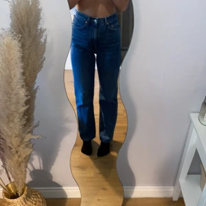 Weekday jeans  - Säljer mina helt oanvända weekday jeans då dom tyvärr inte kommer till användning:( Skit snygga och jättefin blå färg. Modellen heter rowe och jag har storlek 27/30, vanligtvis har jag S/M i byxor🥰 hör gärna av er om ni har fler frågor eller är intresserade. (Obs lappen är borta då jag trodde att dom skulle komma till användning) nypris:500