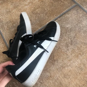 Sneakers - Säljer nu mina puma-sneakers som är för stora! De är i storlek 39 och skulle säga att de passar någon som har 39 då jag egentligen har storlek 38 och de är som sagt för stora på mig. De är använda några gånger men har inga defekter!Kan både MÖTAS UPP och SKICKA, hör av dig vid intresse av fraktkostnad eller om du har andra frågor.