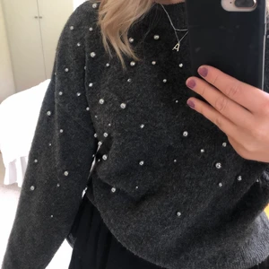 Stickad tröja - Stickad tröja med pärlor och diamanter på från h&m. Sparsamt använd så den är i bra skick. Passar perfekt nu till hösten!