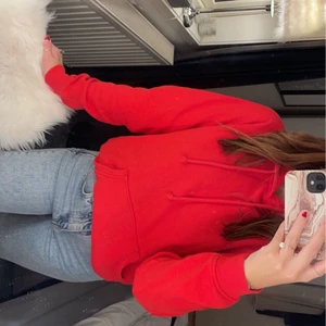 Hoodie - En härlig röd hoodie från bikbok✨