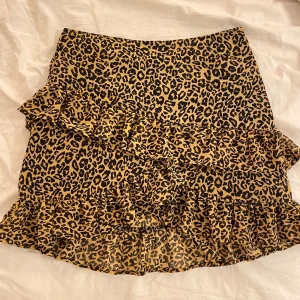 Leopardkjol  - Trendig kjol med volanger. Strl M men passar även mindre!! Supersnygg kjol med bra passform🧡🧡endast använt 2ggr.