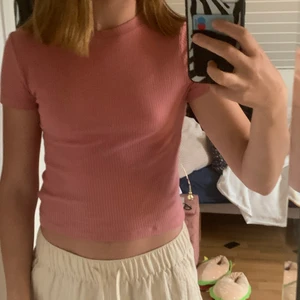 T-shirt  - Jag säljer min T-shirt från hm. Säljer den på grund av att den har blivit för lite annars jättefin.