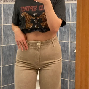 Beiga byxor från Zara - Ett par beiga byxor som går till precis över knäna (alltså är de en lite kortare modell) i storlek 38-40. Köptes för 459kr och säljer för 120kr. Ej använda då de beställdes fel! Riktigt snygga som kramar om kroppen❤️