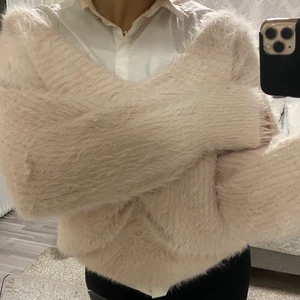 Stickad tröja  - Jätte mysig stickad tröja som är ett måste till hösten. Passar så snyggt till en skjorta under. Storlek M. 150kr