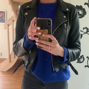 Skinnjacka - Säljer min skitsnygga skinnjacka från Zara i storlek L, perfekt till hösten! Den har inga defekter, som ny😩💗 