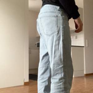 Jeans i 32x32 från weekday i modell barrel, jag är 180 och dom passar