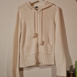 Vit stickad kofta med dragkedja!  - Denna är för liten för mig! Det står att storleken är 40/42 men den är mer som en storleken S eller XS. Själv är jag M. Jätte mysig,lagom tjock, bra kvalité och i utmärkt skick! 