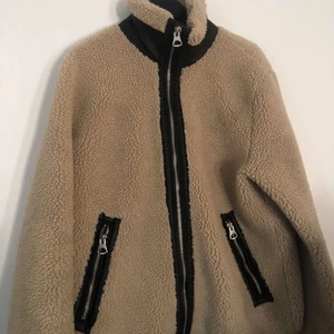 Teddy jacka - Så skön och mysig nu till kyligare väder, använt 2-3 gånger, frakt 99 kr